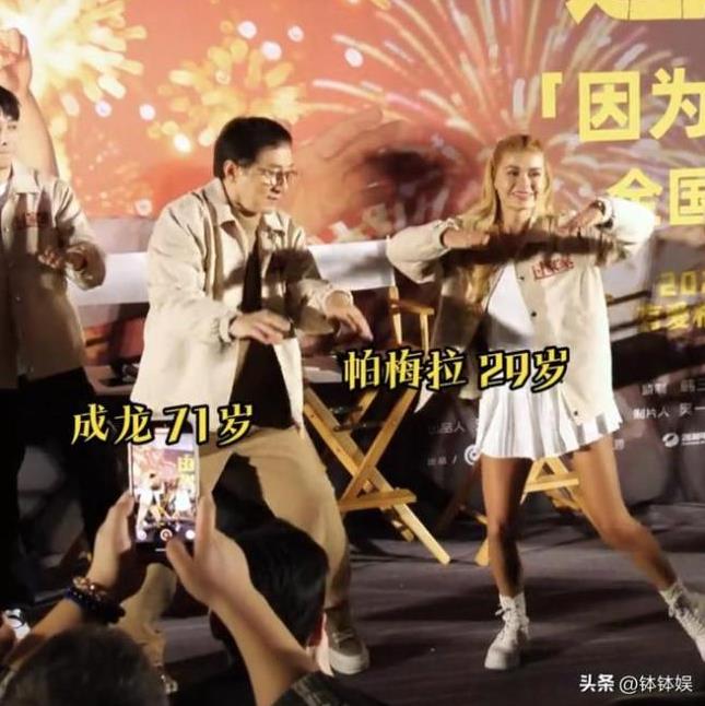 71岁成龙跟着帕梅拉跳瘦身操