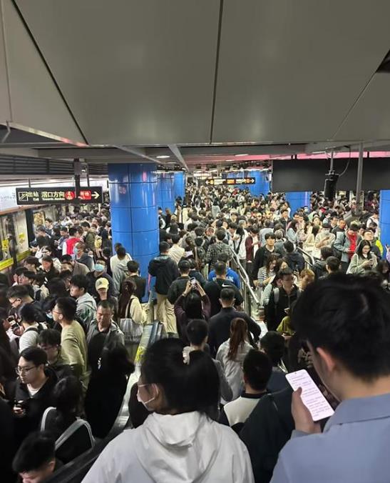 小孩哥坐地铁上学睡过23个站