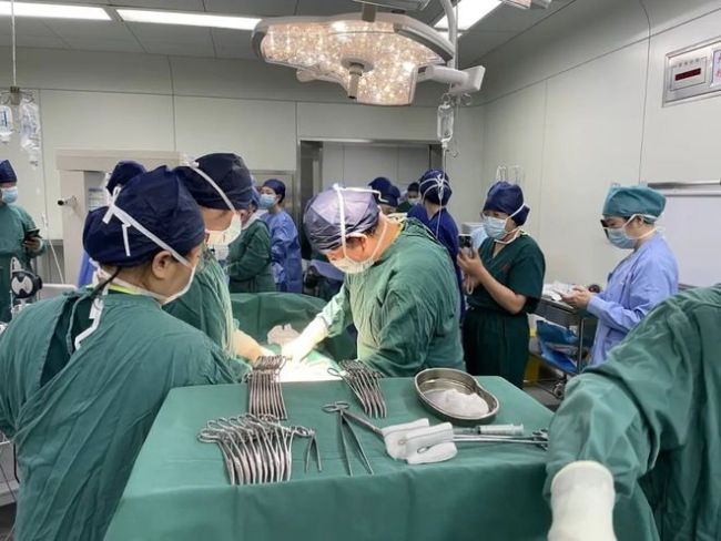 24岁女子成功诞下5胞胎 六千万分之一奇迹