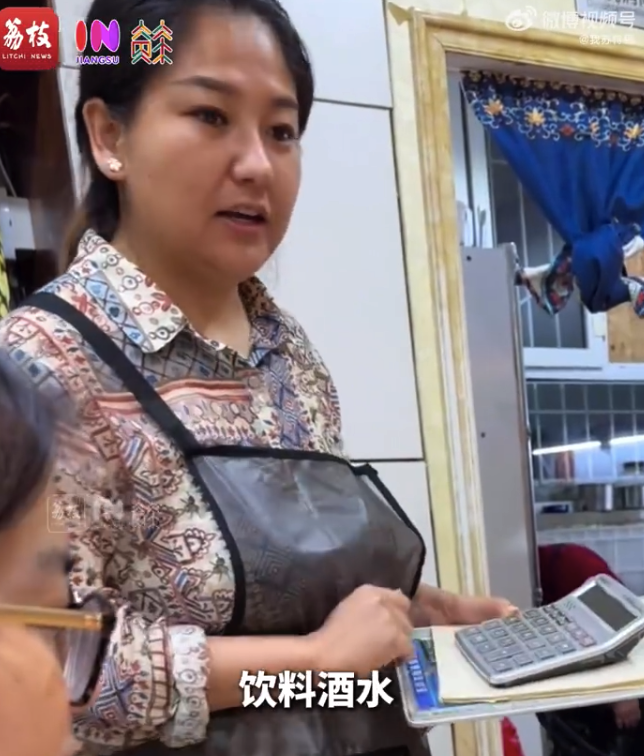餐馆老板娘算账又快又准 看呆顾客