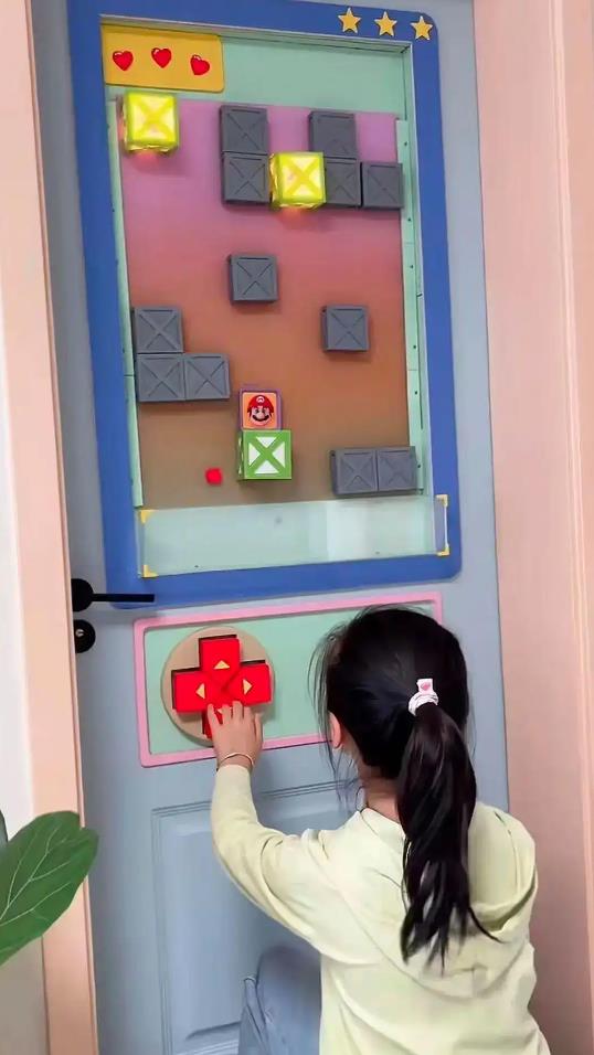 不想女儿玩手机宝爸手搓了个游乐场