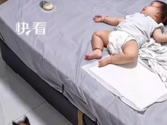 猫咪起跳发现床上有宝宝迅速转向，究竟是怎么一回事？
