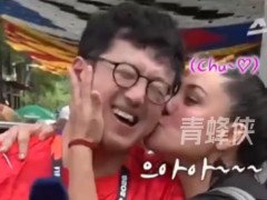 震惊！韩国男记者被墨西哥女球迷搂住强吻，从强吻事件看世界杯：文化差异下的激情碰撞