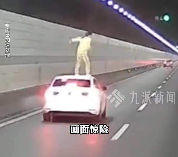 女子高速爬出副驾往路中间奋力一跳