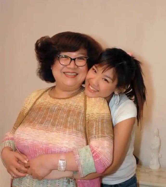 郑欣宜在沈殿霞墓前落泪