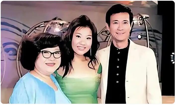 郑欣宜在沈殿霞墓前落泪