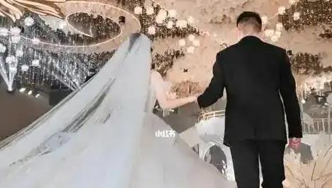 宾客到场了 婚礼舞台还未完工